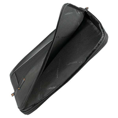 Czarne etui Spigen Klasdan KD100 Sleeve do MacBook 15-16 cali z otwartą klapą, ukazujące miękkie wnętrze z powtarzającym się logotypem marki Spigen.