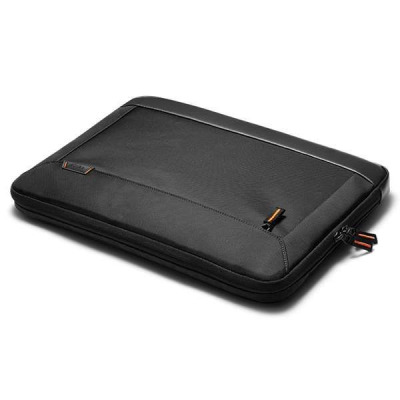 Czarne etui Spigen Klasdan KD100 Sleeve do MacBooka 15-16 cali, wykonane z wytrzymałego materiału z pomarańczowymi akcentami przy zamku i logo marki.
