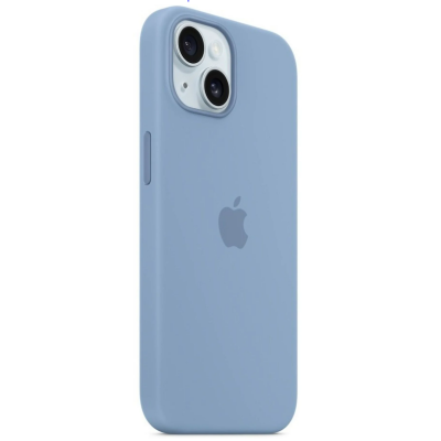 Silikonowe etui Apple MagSafe w kolorze zimowy błękit do iPhone 15, widok na tylną ściankę z wyeksponowaną wyspą aparatów oraz logo Apple na środku.