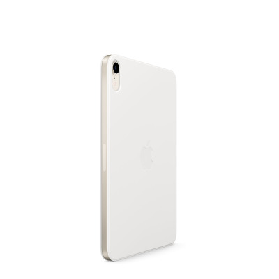 Białe etui Apple Smart Folio do iPad mini 6 widziane z profilu, ukazujące wycięcie na aparat oraz smukłą konstrukcję ochronną z logo Apple na obudowie.