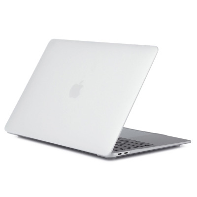 Przezroczyste etui eSTUFF Hard Case założone na zamknięty laptop Apple MacBook Air 15, widok z boku na porty USB-C oraz srebrną obudowę urządzenia.