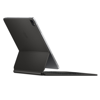 Czarna klawiatura Magic Keyboard Apple do iPada Pro 11 z gładzikiem, widoczna z góry w układzie portugalskim, z zamontowanym tabletem wyświetlającym godzinę