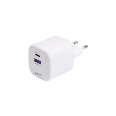 Biała ładowarka sieciowa eStuff z portami USB-C 67W i USB-A 65W, widoczna w ujęciu izometrycznym z wtyczką europejską i logotypem marki na obudowie.