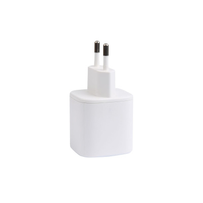 Biała ładowarka sieciowa eStuff Home Charger o mocy 67W z dwoma portami USB-C i USB-A, widok z profilu na wtyczkę typu europejskiego oraz obudowę.