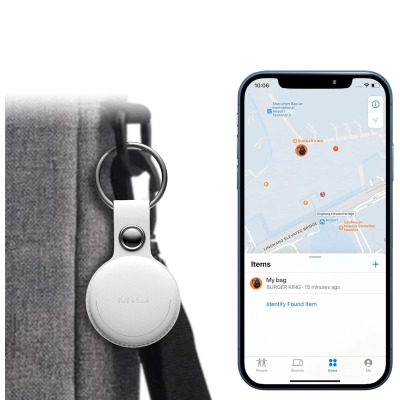 Biały lokalizator MiTag marki MiLí kompatybilny z Apple AirTag, z widocznym otworem na zawieszkę oraz miniaturową wersją z brelokiem w prawym dolnym rogu.