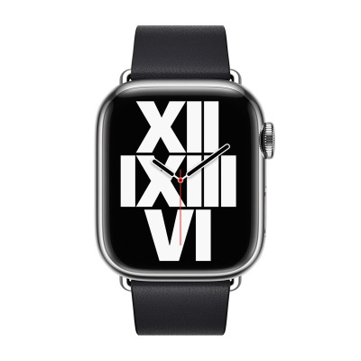 Apple Watch ze srebrną kopertą i czarnym paskiem z nowoczesną klamrą, wyświetlający tarczę z dużymi cyframi rzymskimi XII, IX, III oraz VI na czarnym tle.