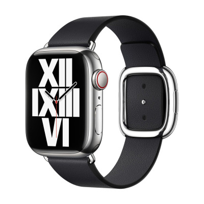 Apple Watch z czarnym paskiem z nowoczesną klamrą w kolorze północ, widok z boku na srebrną kopertę zegarka z tarczą wyświetlającą rzymskie cyfry XII, III, VI.