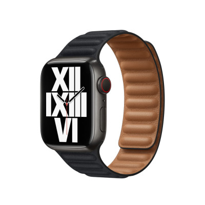 Zbliżenie na czarny pasek Apple Leather Link w kolorze północ do Apple Watch. Widoczna karbowana faktura skóry z magnetycznym zapięciem w pionowym ujęciu.