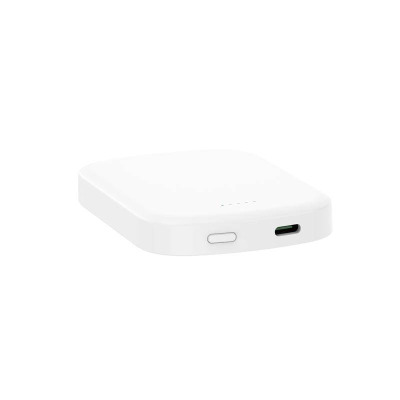 Biały powerbank Crong MagSpot Ultra Slim z magnetycznym mocowaniem MagSafe do iPhone, ukazany pod kątem z widocznym portem USB-C oraz przyciskiem zasilania.