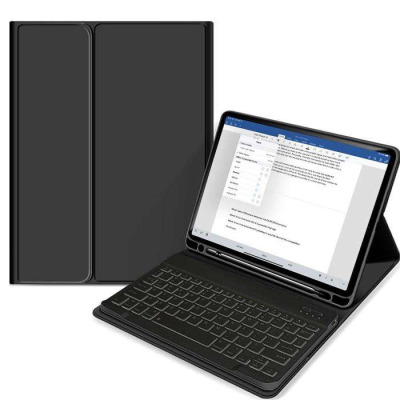 Czarne etui Tech-Protect SC z klawiaturą do iPad Pro 11, obok złożone etui oraz tablet z otwartym edytorem tekstu i rysikiem umieszczonym w uchwycie.