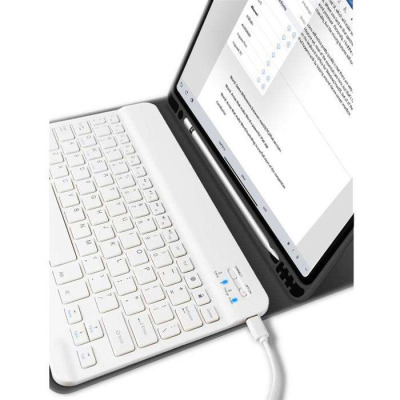 Czarne etui Tech-Protect SC z klawiaturą do iPad Pro 11, podłączone kablem ładującym, z widocznym rysikiem Apple Pencil wewnątrz obudowy i otwartym ekranem.