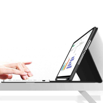 Czarne etui Tech-Protect SC z klawiaturą do iPad Pro 11, obok złożone etui oraz tablet z otwartym edytorem tekstu i rysikiem umieszczonym w uchwycie.
