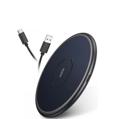 Okrągła ładowarka indukcyjna ESR MagSafe w kolorze północ z widoczną cewką ładującą i pierścieniem magnesów, podświetlona niebieską poświatą od góry.