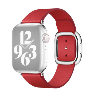 Srebrny Apple Watch z czerwoną tarczą zegara i skórzanym paskiem Modern Buckle w kolorze czerwonym, z widoczną charakterystyczną metalową klamrą z boku.