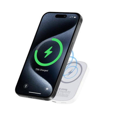 Biały powerbank Crong MagSpot Ultra Slim z MagSafe magnetycznie przyczepiony do czarnego iPhone'a, na którego ekranie widać animację ładowania 75 procent.