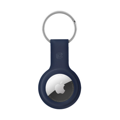 Granatowe etui silikonowe Crong do lokalizatora Apple AirTag z metalowym kółkiem na klucze, widoczne od frontu z umieszczonym wewnątrz srebrnym urządzeniem.