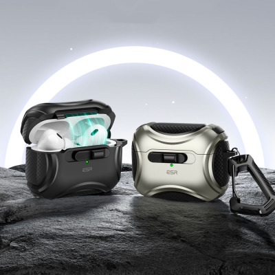 Dwa etui ESR Cyber Flicklock do AirPods Pro w kolorze czarnym i srebrnym, ustawione na skalistym podłożu z widocznym mechanizmem blokady i karabińczykiem.