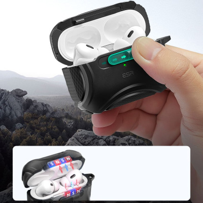 Czarne etui ESR Cyber Flicklock do AirPods Pro z otwartą klapką i widocznym mechanizmem magnetycznym, prezentowane w dłoni na tle górskiego krajobrazu.