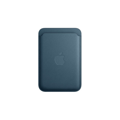 Portfel Apple z tkaniny FineWoven z MagSafe do iPhonea w kolorze głębia oceanu, z wytłoczonym logo Apple na środku, widok od frontu na akcesorium.