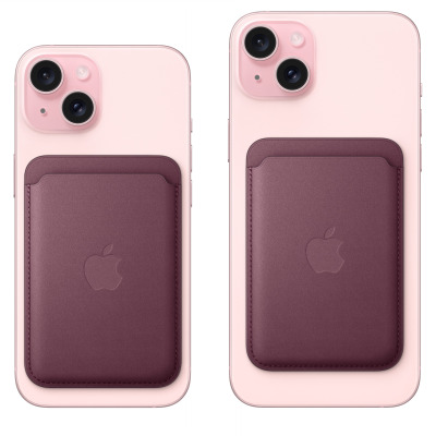Dwa jasnoróżowe smartfony iPhone z zamocowanymi na pleckach portfelami Apple FineWoven z MagSafe w kolorze rubinowej morwy, widok na wyspy aparatów.