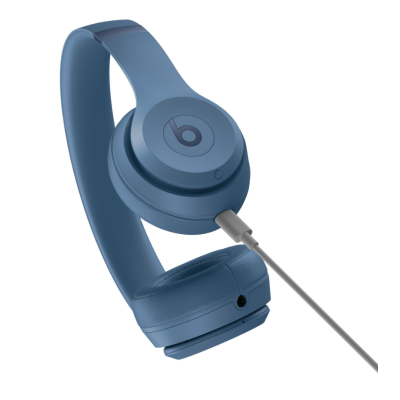 Słuchawki Beats Solo 4 Wireless w kolorze skalny błękit, widok z profilu na nausznik z podłączonym kablem USB-C oraz widocznym gniazdem jack 3,5 mm.