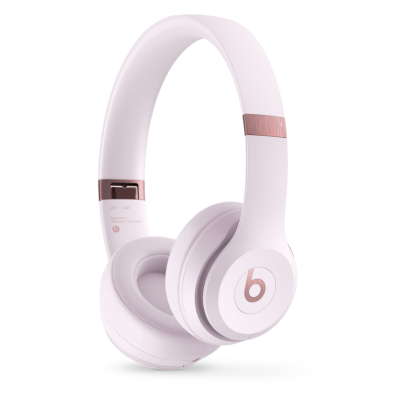 Słuchawki Beats Solo 4 Wireless w kolorze pudrowym, widok z profilu na lewą stronę z widocznym napisem Beats Solo 4 oraz logo marki na nauszniku.