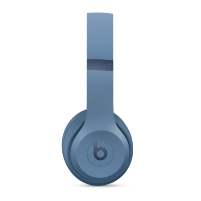 Słuchawki Beats Solo 4 Wireless w kolorze skalny błękit, widok z profilu na nausznik z logo Beats oraz napis Beats Solo 4 na wewnętrznej stronie pałąka.