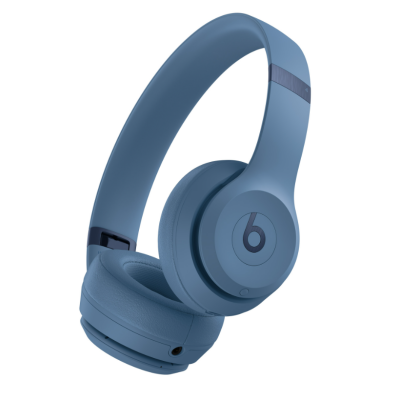 Słuchawki nauszne Beats Solo 4 Wireless w kolorze skalny błękit, ukazane w ujęciu pod kątem z widocznym logo marki na muszli oraz gniazdem audio u dołu.