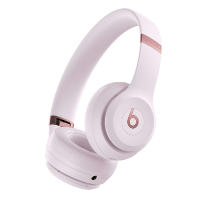 Słuchawki nauszne Beats Solo 4 Wireless w kolorze pudrowym z logo Beats na muszli, widok z profilu ukazujący metalowe akcenty i gniazdo słuchawkowe.