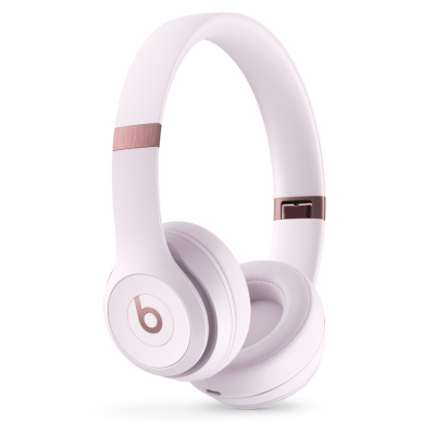 Słuchawki nauszne Beats Solo 4 Wireless w kolorze pudrowym z charakterystycznym logo marki na muszli, ukazane w ujęciu profilowym z widocznym pałąkiem.