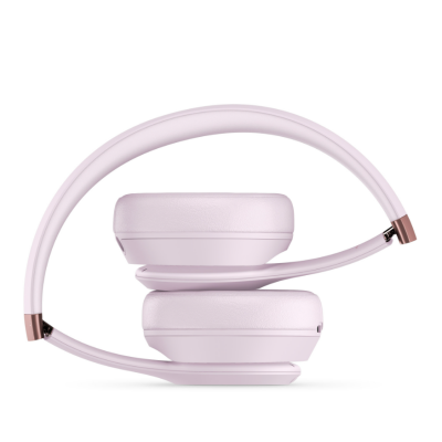 Słuchawki Beats Solo 4 Wireless w kolorze pudrowym złożone w stos, ukazujące konstrukcję nauszników oraz pałąk z metalowymi akcentami w odcieniu różowego złota.
