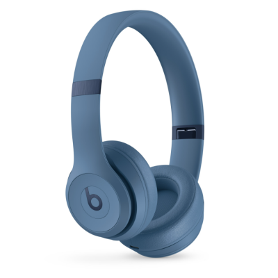 Słuchawki nauszne Beats Solo 4 Wireless w kolorze skalny błękit, z widocznym logo marki na lewej muszli oraz regulowanym pałąkiem na białym tle.