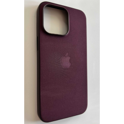 Rubinowe etui Apple FineWoven do iPhone 15 Pro Max z widocznym logo producenta na pleckach oraz wycięciem na potrójny aparat z lampą błyskową.
