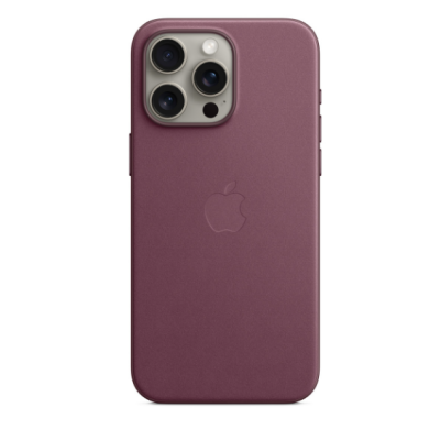Rubinowe etui Apple FineWoven do iPhone 15 Pro Max z widocznym logo producenta na pleckach oraz wycięciem na potrójny aparat z lampą błyskową.