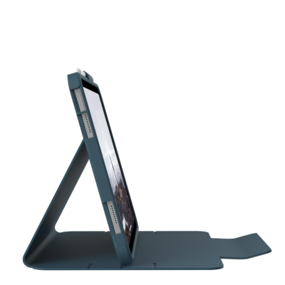 Granatowe etui UAG Metropolis SE do iPad 10,9 10. gen. ustawione w pozycji podstawki, widoczny profil urządzenia z rysikiem w uchwycie i otwarte zapięcie.