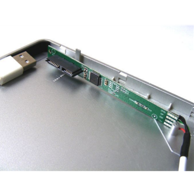 Srebrna obudowa kieszeń USB 2.0 na napęd DVD-RW z wbudowanym białym kablem zakończonym wtykiem USB, widoczna w ujęciu z góry na szczelinowy otwór napędu.