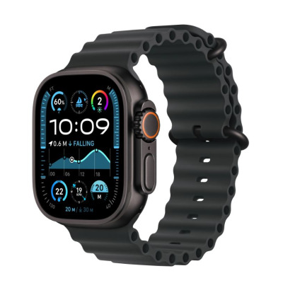 Apple Watch Ultra 2 w czarnym tytanie z czarnym paskiem Ocean, widok z profilu na kopertę 49 mm z cyfrową tarczą i charakterystycznym pomarańczowym przyciskiem.