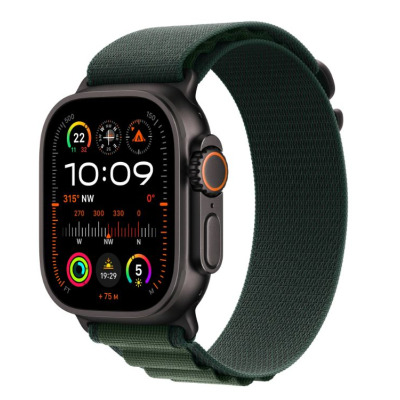 Apple Watch Ultra 2 w czarnej tytanowej kopercie 49mm z ciemnozieloną opaską Alpine, widok na tarczę z aktywnymi komplikacjami i pomarańczowy przycisk boczny.
