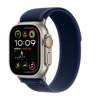 Apple Watch Ultra 2 w tytanowej kopercie 49mm z niebieską opaską Trail, widoczny pod kątem z włączonym wyświetlaczem pokazującym godzinę 10:09 i dane tętna.