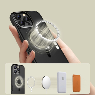 Czarne etui Tech-Protect MagEdge do iPhone 16 Pro z widocznym magnetycznym pierścieniem MagSafe oraz zestawem kompatybilnych akcesoriów Apple w tle.