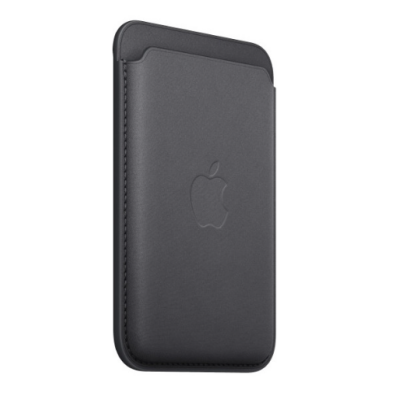 Czarny portfel Apple z tkaniny FineWoven z MagSafe do iPhonea, widoczny od frontu z wytłoczonym logo Apple na środku oraz charakterystycznym przeszyciem.