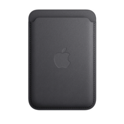 Czarny portfel Apple z tkaniny FineWoven z MagSafe do iPhonea, widoczny od frontu z wytłoczonym logo Apple na środku oraz charakterystycznym przeszyciem.