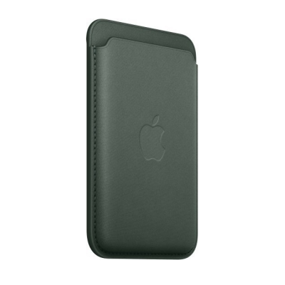 Portfel Apple z tkaniny FineWoven z MagSafe do iPhonea w kolorze wieczna zieleń, z wytłoczonym logo Apple na środku oraz widocznymi szwami na krawędziach.