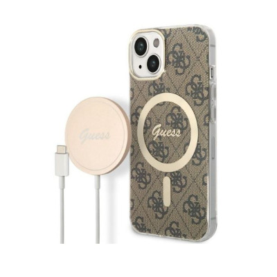 Etui Guess 4G Gold Brown z MagSafe do iPhone 14 oraz dopasowana ładowarka bezprzewodowa z logo Guess, widoczne na jasnym tle w widoku izometrycznym.