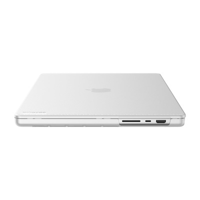 Przezroczysta obudowa Incase Hardshell na MacBook Pro 16 2021, widok z boku na porty HDMI, Thunderbolt oraz czytnik kart SD w smukłej konstrukcji etui.