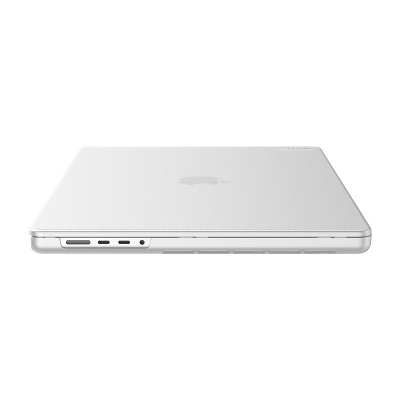 Przezroczysta obudowa Incase Hardshell na MacBook Pro 16 2021, widok z boku prezentujący precyzyjne wycięcia na porty oraz smukły profil ochronnego etui.