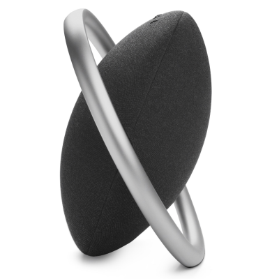 Czarny głośnik Harman Kardon Onyx Studio 8 o kulistym kształcie z charakterystycznym srebrnym uchwytem i logotypem marki na przedniej części obudowy.