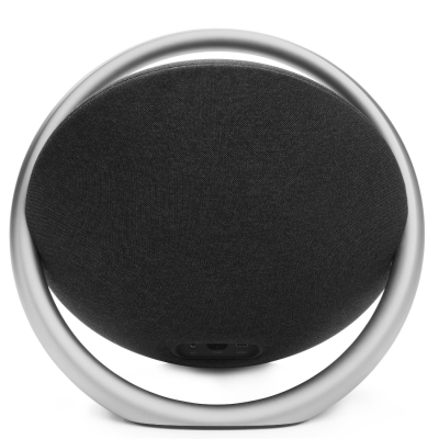 Czarny głośnik Harman Kardon Onyx Studio 8 o okrągłym kształcie z aluminiowym uchwytem, widok na tylny panel z wejściem AUX, zasilania oraz portem serwisowym.