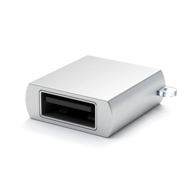 Srebrny adapter USB-C Satechi do urządzeń Apple, widoczny z wtykiem USB-C oraz małym uchwytem na smycz, prezentowany na czystym białym tle.