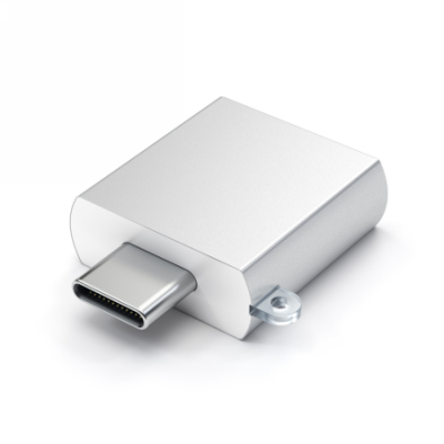 Srebrny adapter USB-C Satechi do urządzeń Apple, widoczny z wtykiem USB-C oraz małym uchwytem na smycz, prezentowany na czystym białym tle.